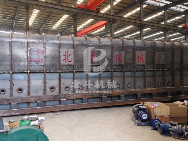 北斗機(jī)械大型炭化爐今日裝車(chē),訂單交付忙